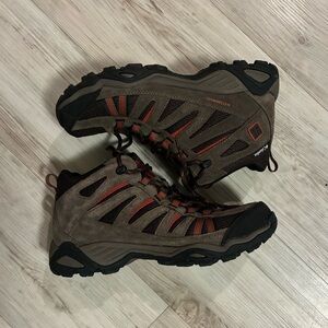 Columbia hiking boots US 8